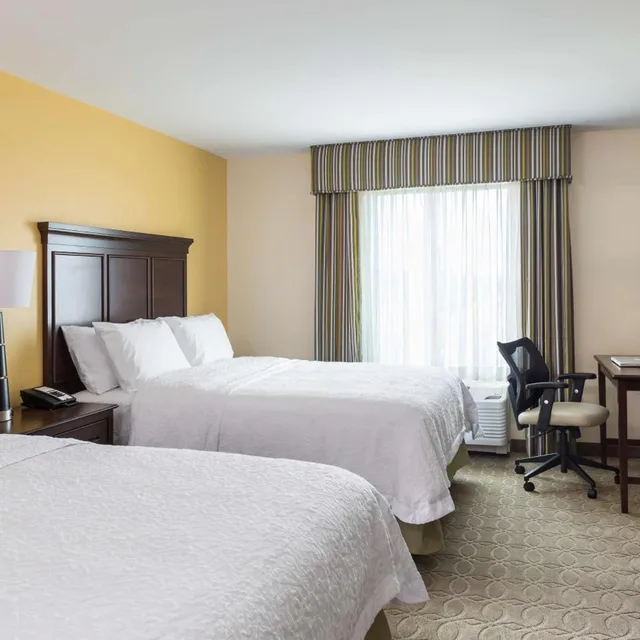غرفة بسرير كينج وسريرين كوين، Hampton Inn & Suites Philadelphia Montgomeryville 1/4