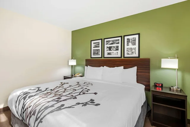 غرفة بسرير كينج، Sleep Inn & Suites Charles City 1/3