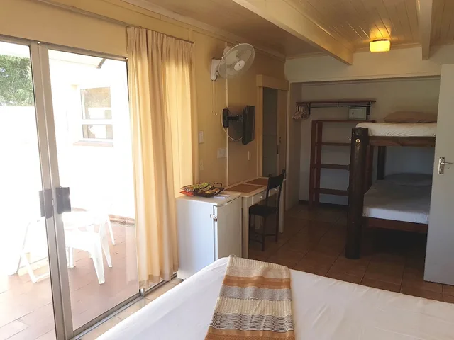 غرفة بسرير مزدوج وسرير بطابقين، Amakaya Backpackers 2/3