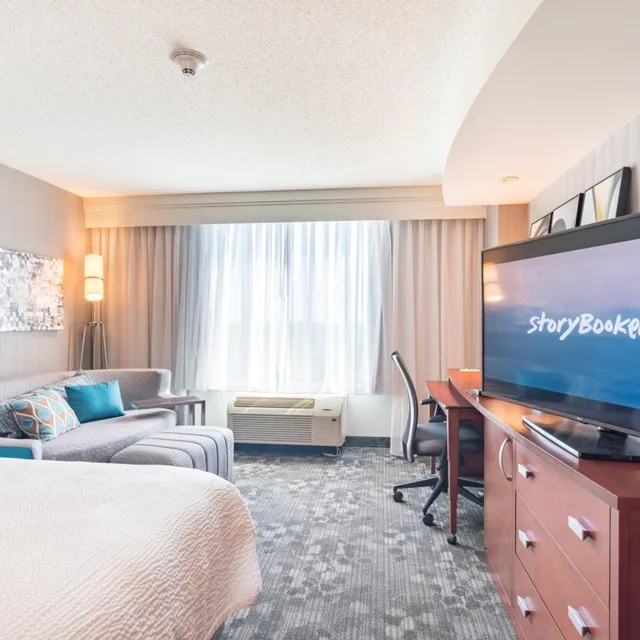 غرفة بسرير كينج مع أريكة بحوض استحمام لذوي الإعاقة، Courtyard Silver Spring Downtown 3/6