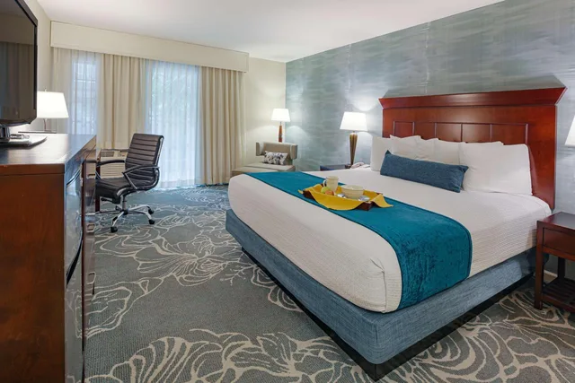 غرفة بسرير كينج بحوض استحمام لذوي الإعاقة، Best Western Plus Carpinteria Inn 1/10