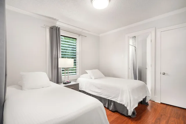 2 Bedrooms, Cottage, King and Twin Beds, Water Front, Kitchenette، Paradise Bay Resort 1/9