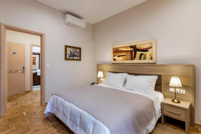 Superior, Queen Bed, Athens Manor Houses 4/8