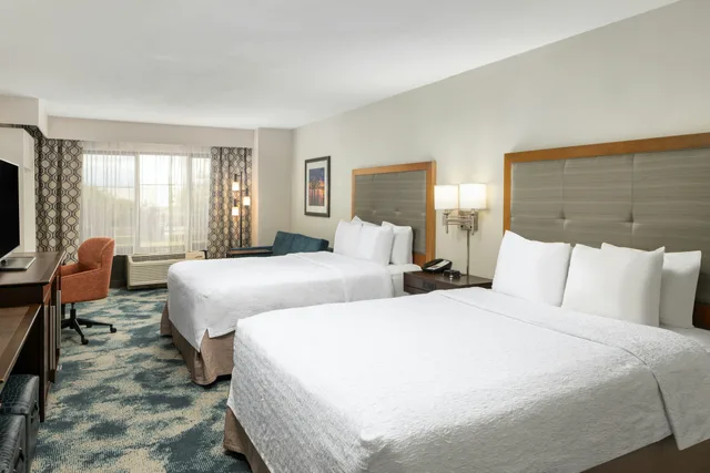 غرفة بسريرين كوين مع أريكة، Hampton Inn Portland East 1/2