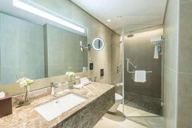 غرفة تنفيذية بسرير كوين مع دخول الصالة، فندق راديسون بلو جدة كورنيش(RADISSON BLU HOTEL, JEDDAH CORNICHE) 4/4