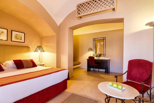 جناح جونيور بسرير كوين بإطلالة على الحديقة، JAZ Makadi Oasis Resort 3/6
