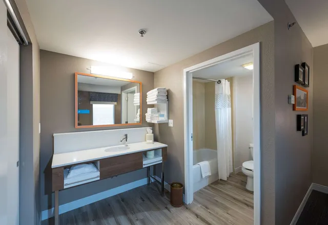 جناح استوديو بسرير كينج مع أريكة، Hampton Inn And Suites Jamestown 4/4