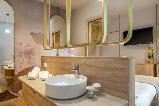 Deluxe, Double Bed, Lateral Side Sea View، Salus Smart & Chic Hotel 7/10