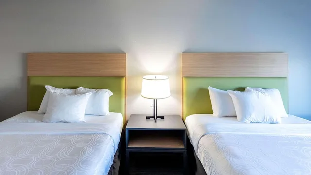 غرفة بسريرين كوين، Country Inn & Suites by Radisson, Appleton Airport - Fox River Mall Area 3/5