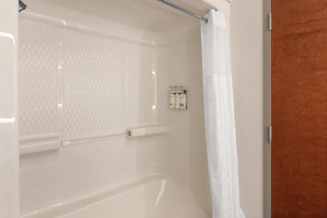 غرفة قياسية بسرير كينج بحوض استحمام، Comfort Inn & Suites Hawthorne NY 2/2