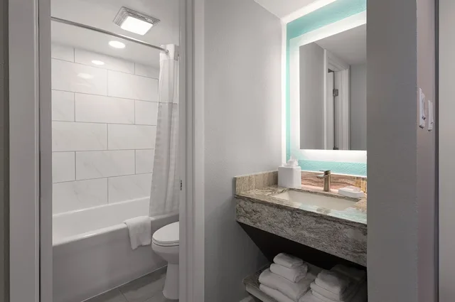 Junior Suite, 2 Queen Beds, Resort View, Grande Cayman Resort 3/3