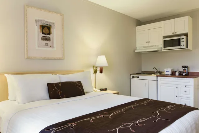 Efficiency, Queen Bed، Days Inn by Wyndham Victoria Airport Sidney 1/6