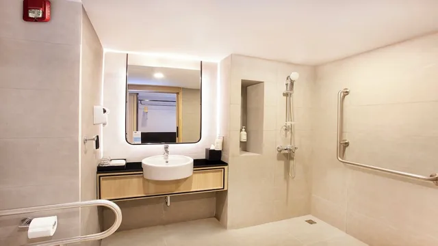 غرفة قياسية بسرير كوين وسرير فردي، Holiday Inn Express & Suites Bangkok Central Pier 8/10