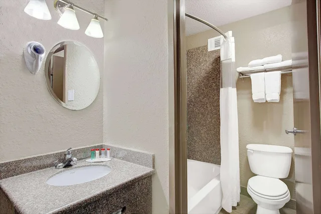 جناح استوديو ديلوكس بسرير كينج، Red Lion Inn & Suites Houston IAH Airport 9/10