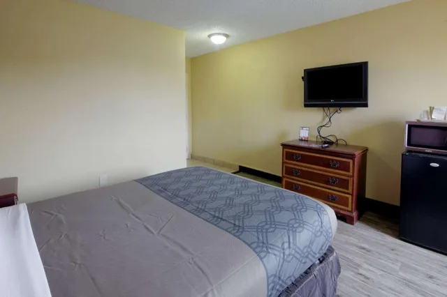 Room, Queen Bed, Smoking, Econo Lodge Town Center 3/6