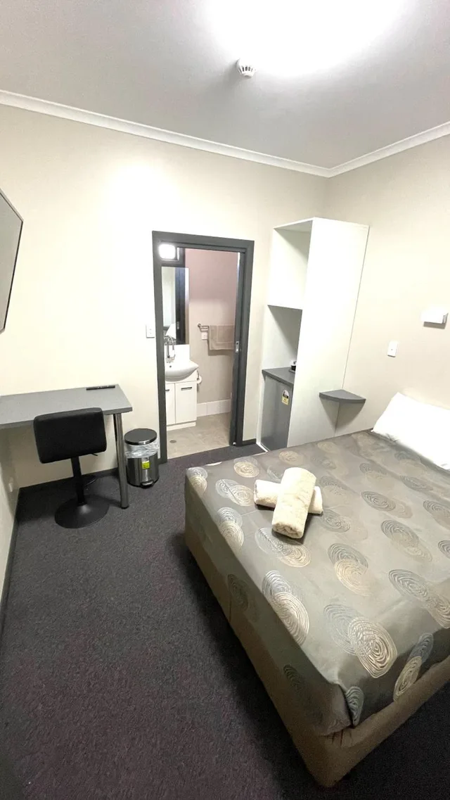 استوديو بسرير كوين، Broken Hill Tourist Lodge 3/9