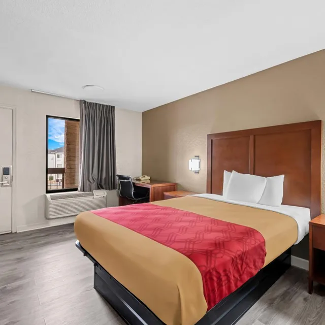 Room, Queen Bed, Exterior Entrance, Econo Lodge Kannapolis - Concord 4/10