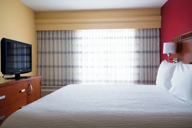 جناح بسرير كينج بغرفة نوم واحدة مع أريكة، Courtyard Indianapolis Airport 1/2