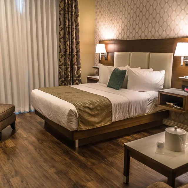 غرفة بسرير كينج وسرير كوين، Best Western Plus St. John s Airport Hotel and Suites 2/10