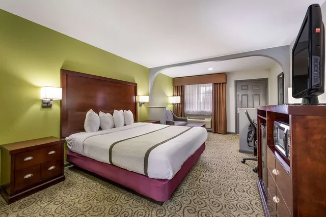غرفة بسرير كينج مع أريكة، Surestay Hotel By Best Western Deer Park 4/7