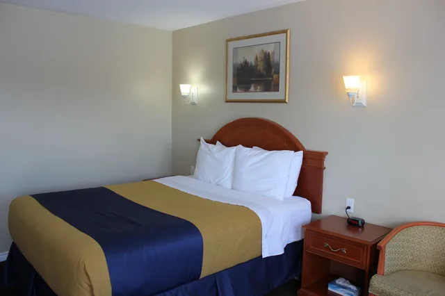 Room, Queen Bed, Knights Inn Owen Sound 3/9