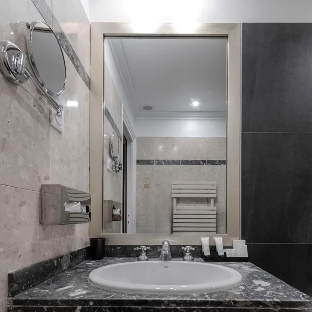 غرفة صغيرة بسرير مزدوج، Hotiday Room Collection - Paris Arc de Triomphe 1/3