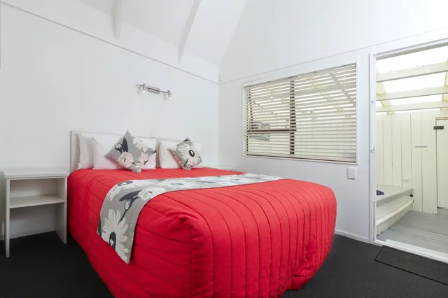 جناح سوبيريور بسرير كينج بغرفة نوم واحدة مع أريكة بجاكوزي، Gables Lakefront Motel 2/7