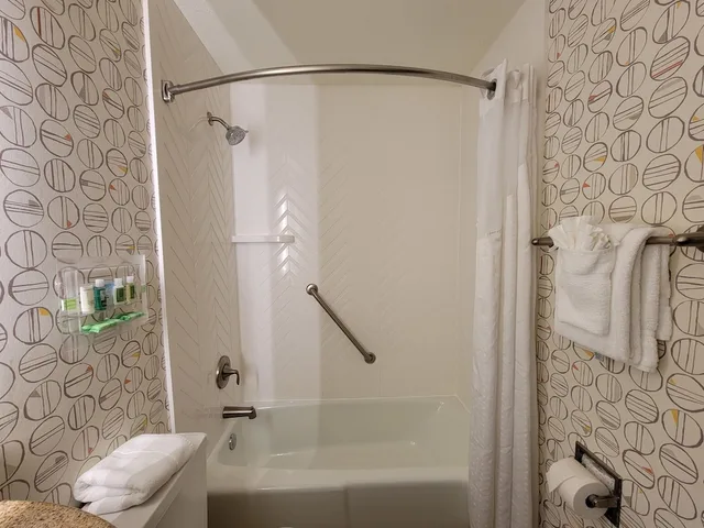 غرفة قياسية بسرير كوين، Holiday Inn Biltmore East 5/6
