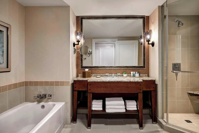 غرفة ديلوكس بسرير كينج بشرفة مع أريكة، JW Marriott San Antonio Hill Country Resort & Spa 2/3