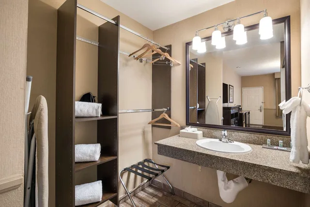 غرفة بسريرين مزدوجين بحوض استحمام لذوي الإعاقة، Best Western Corona Hotel and Suites 4/4