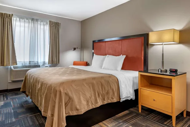 غرفة بسرير كينج، Spark by Hilton Evansville Downtown 2/3