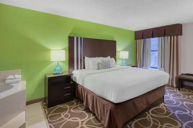 غرفة قياسية بسرير كينج بحوض جاكوزي، Best Western Lake Cumberland Inn 5/7