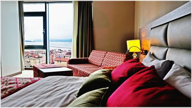 غرفة ديلوكس بسرير كينج وسرير فردي مع أريكة، GRAND ASYA HOTEL 10/10