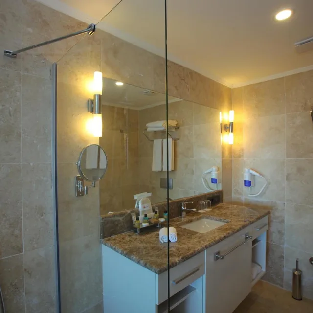 غرفة بسرير مزدوج أو سريرين منفصلين بإطلالة على المسبح، Bellazure Hotel 2/4