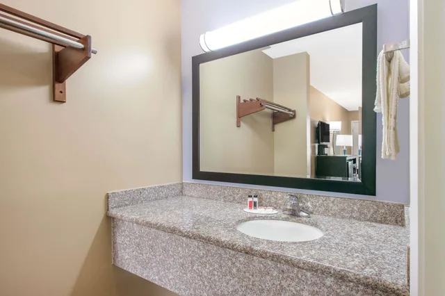 غرفة بسرير كينج لذوي الإعاقة، Super 8 By Wyndham Ocean Springs Biloxi 8/10