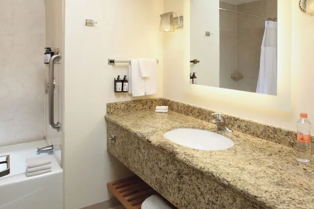 غرفة قياسية بسريرين مزدوجين، Crowne Plaza Torreon 9/10