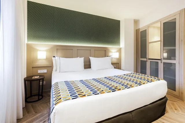 غرفة بسريرين منفصلين مع أريكة، Eurostars Puerta Real 1/8