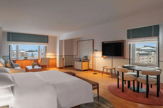 جناح جونيور بسرير كينج بإطلالة على البحيرة بغرفة نوم واحدة، Sheraton Stockholm Hotel 6/9