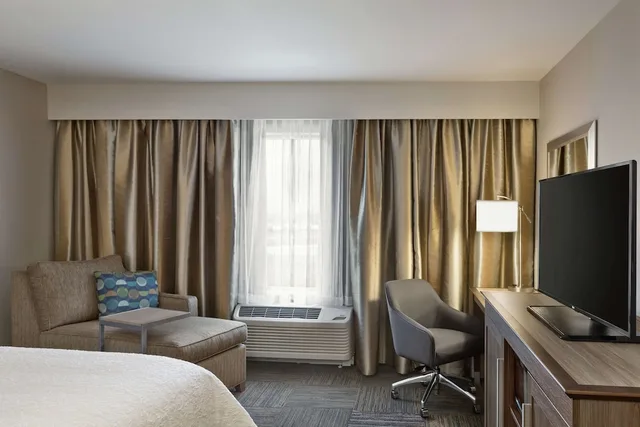 استوديو بسرير كينج مع أريكة بمطبخ صغير، Hampton Inn and Suites Minooka 1/5
