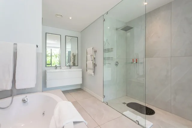 غرفة بريميير بسرير كينج بـ3 غرف نوم بمسبح خاص، Mountain Marina Luxury Apartments 9/10