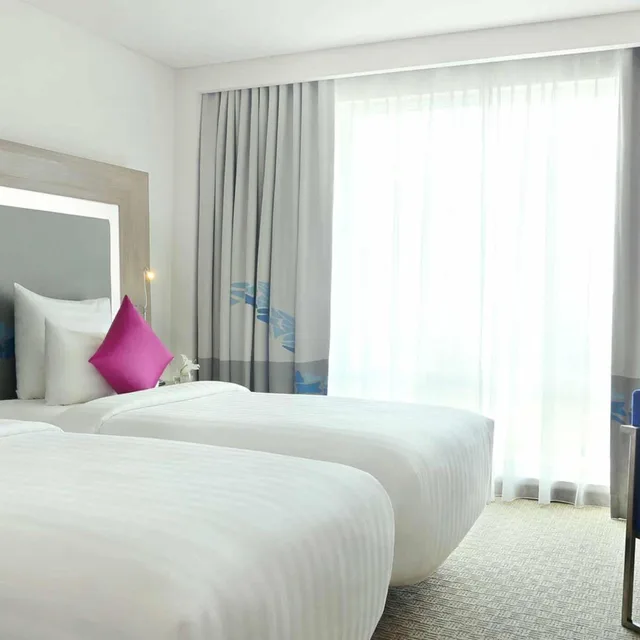 غرفة تنفيذية بسريرين منفصلين مع دخول صالة النادي، Novotel Tangerang 1/10