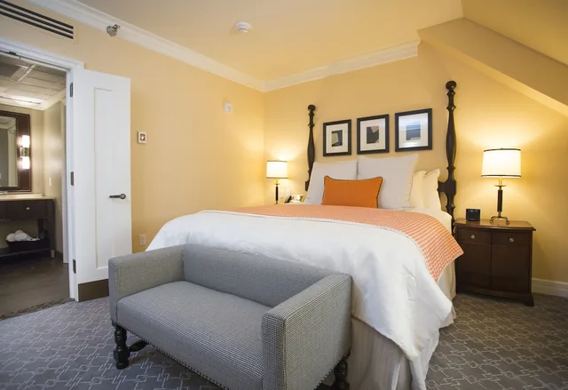 جناح بريميير بسرير كينج بإطلالة على الحديقة مع أريكة، The Atherton Hotel At OSU 1/3
