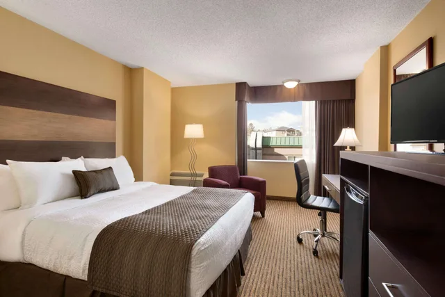 غرفة بسرير كوين لذوي الإعاقة، Days Inn by Wyndham Calgary South 1/2