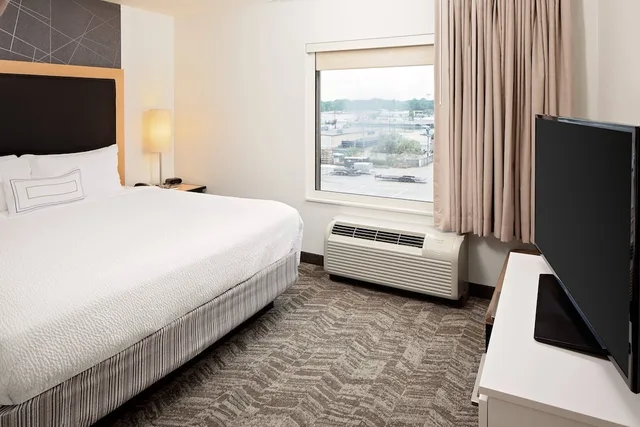استوديو بسرير كينج مع سرير سحّاب إضافي لذوي الإعاقة، SpringHill Suites Green Bay 1/3