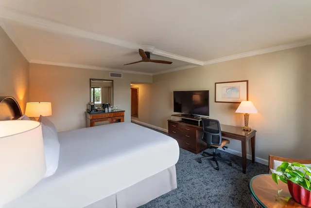 غرفة بسرير كينج بإطلالة على البحر، Monterey Plaza Hotel & Spa 3/8