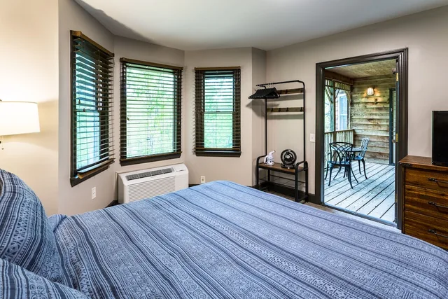 غرفة سيغنتشر بسرير كينج وسريرين منفصلين بشرفة، Forrest Hills Mountain Resort 3/4