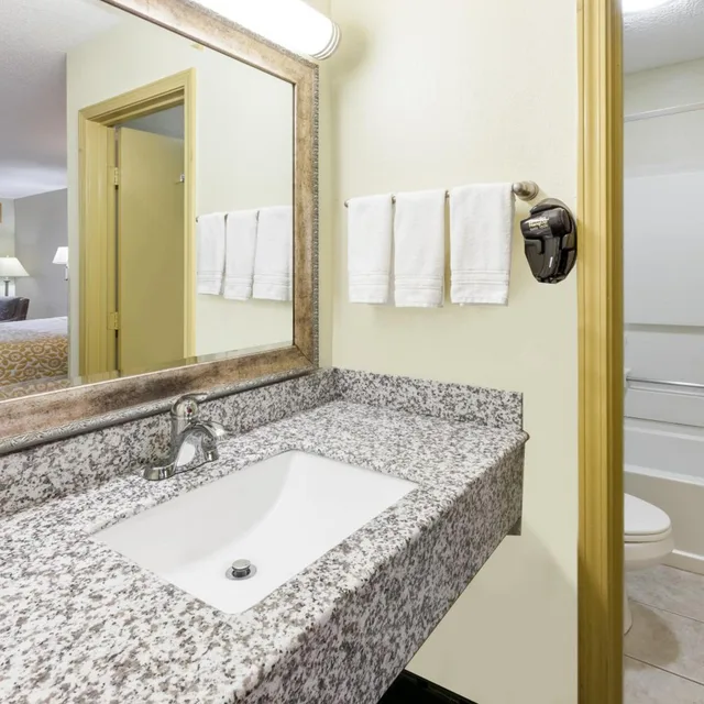Deluxe, 2 Double Beds, Days Inn by Wyndham Kent - Akron, Ohio 3/4