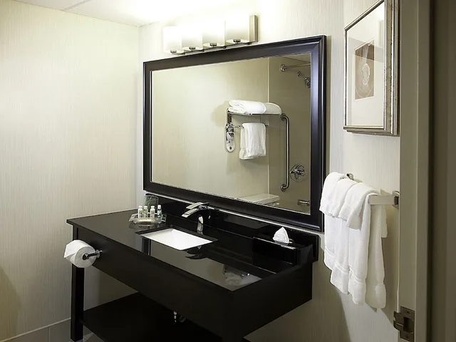 غرفة قياسية بسريرين كوين، Holiday Inn Hotel And Suites Winnipeg Downtown 6/6