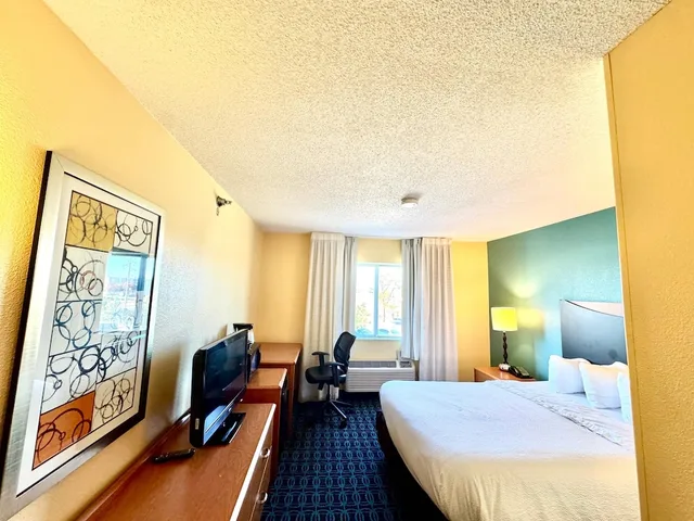 غرفة قياسية بسرير كينج، Country Inn & Suites by Radisson, Bismarck-Mandan 2/10