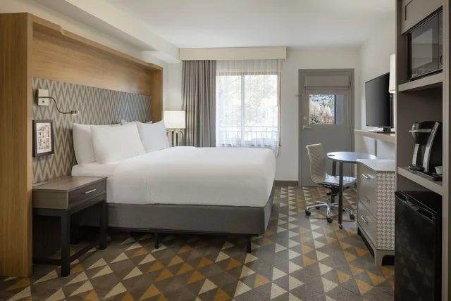 غرفة بسرير كينج بإطلالة على الجبل يُسمح فيها بالحيوانات الأليفة، Holiday Inn Steamboat Springs 9/10